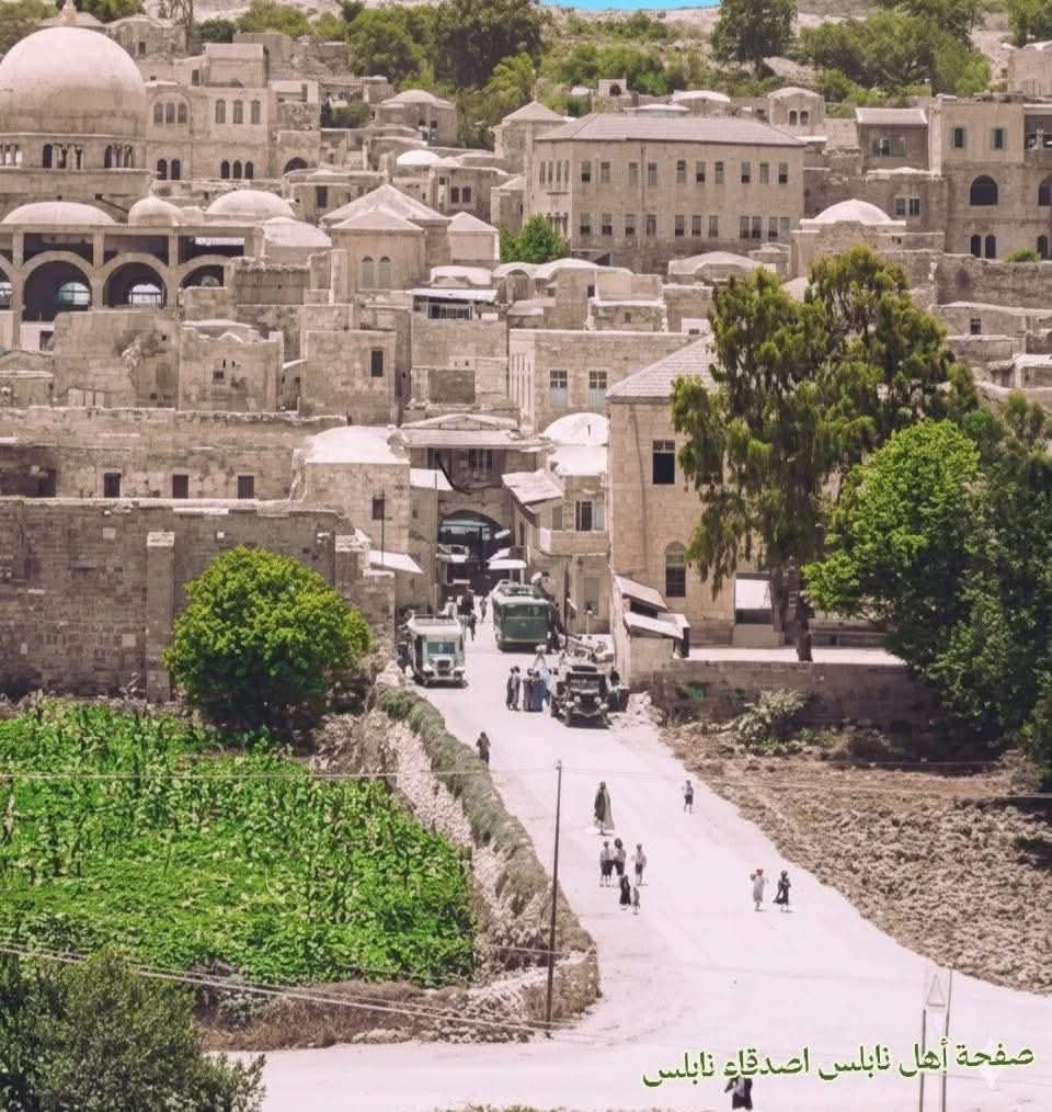 مسجد النصر الجديد وهو قيد الإنشاء بعد أن تضرّر المسجد القديم في زلزال 1927 والبيوت القديمه الجميله | موسوعة التراث الفلسطيني